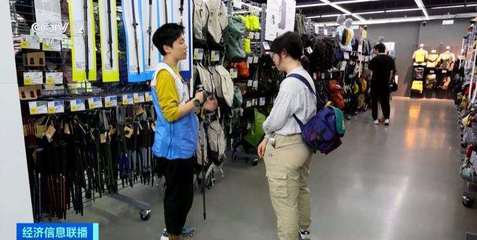 徒步登山热带火户外用品市场，登山杖销量同比暴涨900%